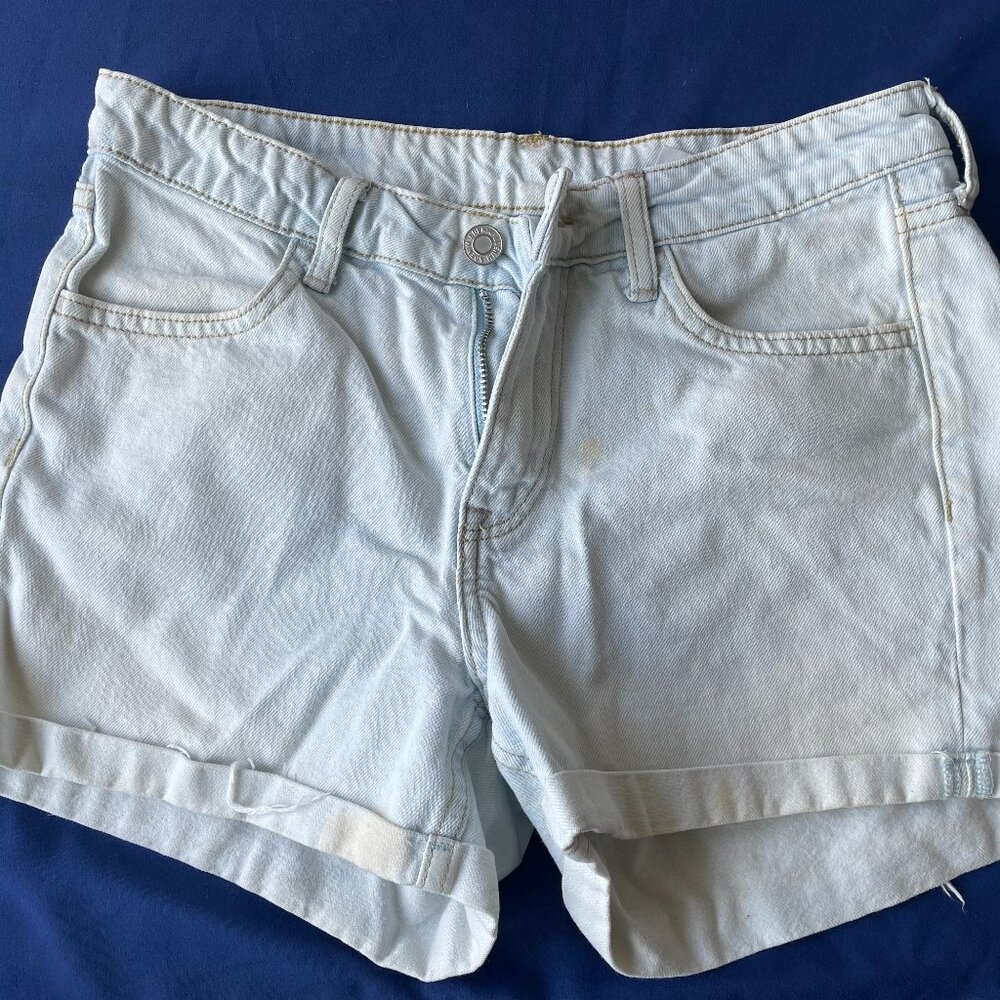 &Denim women's light wash cuffed denim shorts